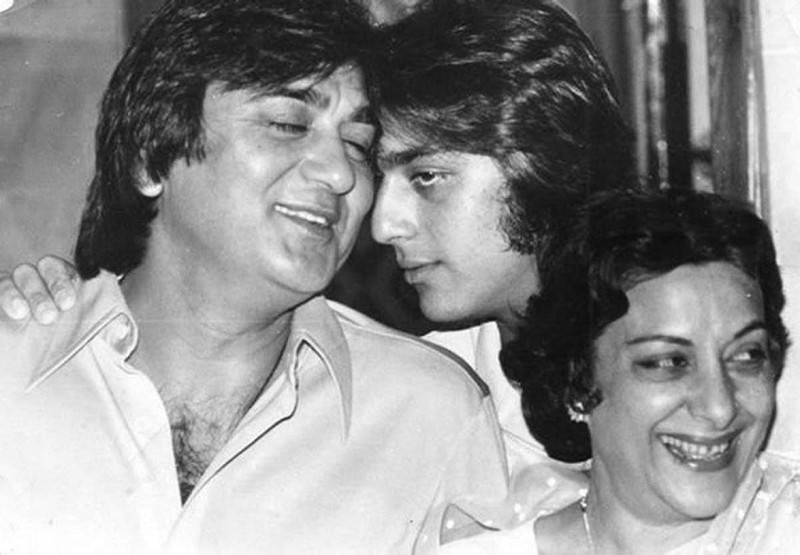 sanjay dutt with parents