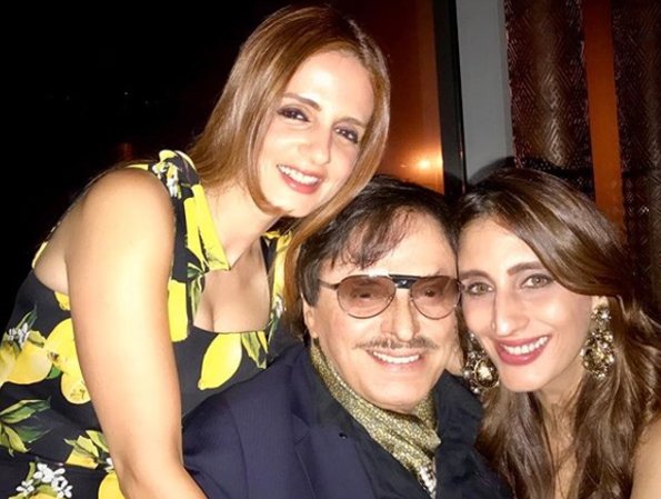 sanjay khan with daughters sussane and farah