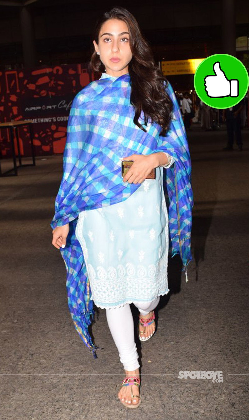 sara ali khan at the airport