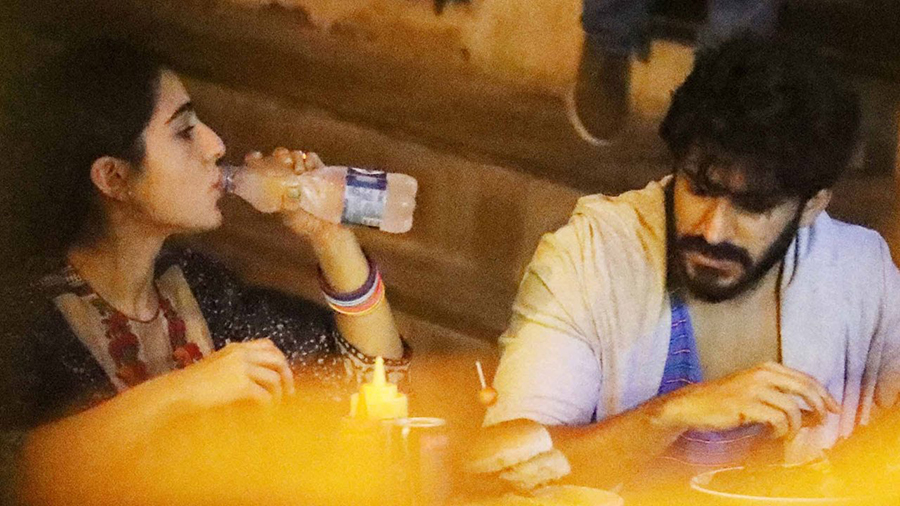 sara ali khan harshvardhan kapoor spotted having a meal togehter