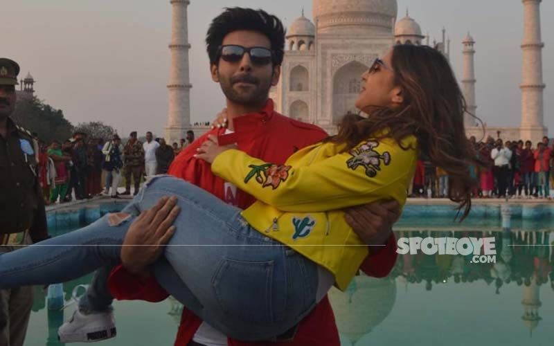 Sara Ali Khan - Kartik Aaryan Paint Agra Red With Love; Romancing In Front Of Taj Mahal In Not Cliche After All