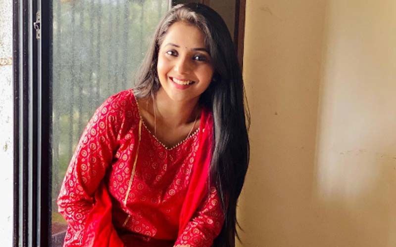 Sayali Sanjeev Mesmerizes Fans In A 'Bridal' Look With Her Mehendi