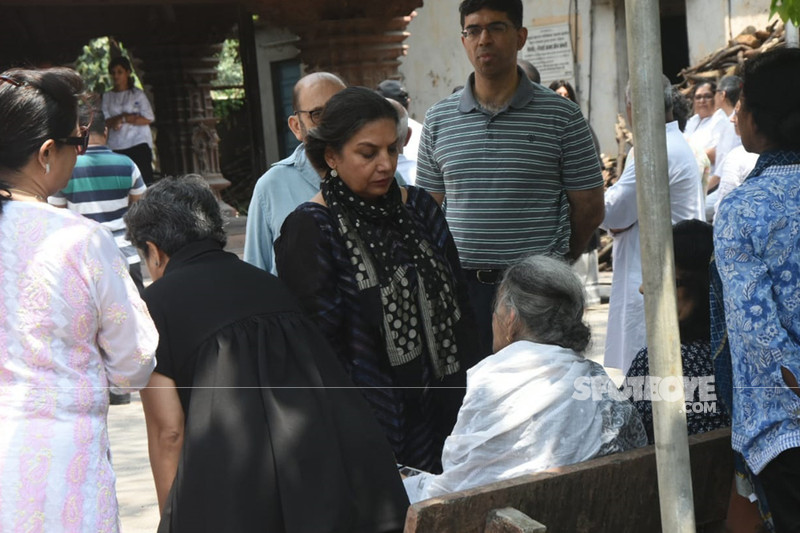 shabana azmi at kalpana lazmi funeral in andheri