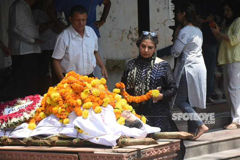 shabana azmi at kalpana lazmi funeral