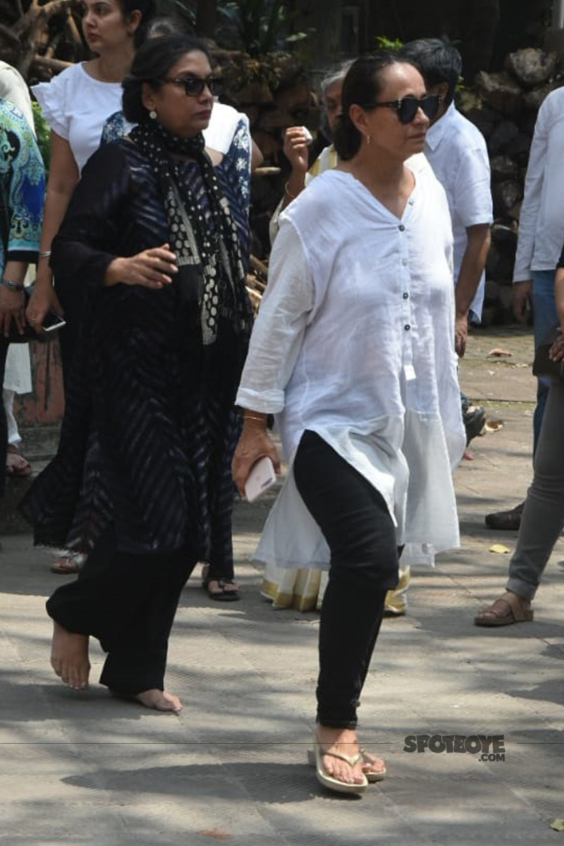 shabana azmi with soni razdaan at the funeral