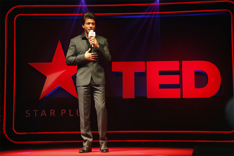 shah rukh khan addressing the crowd on ted talks india
