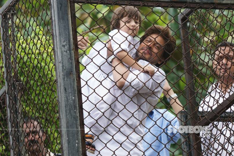 shah rukh khan and abram at mannat