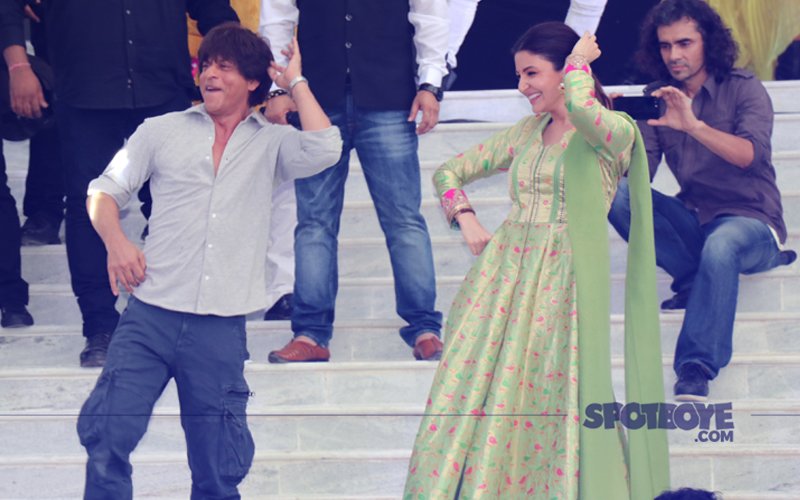Shah Rukh Khan & Anushka Sharma Entertain Fans In Varanasi