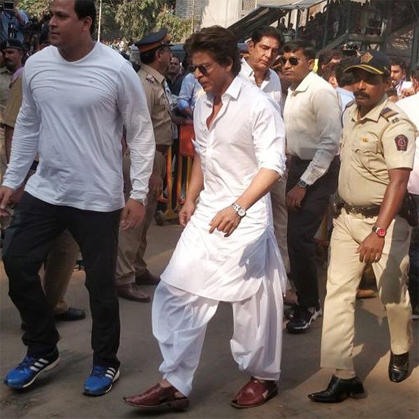 shah rukh khan at sridevis crematorium