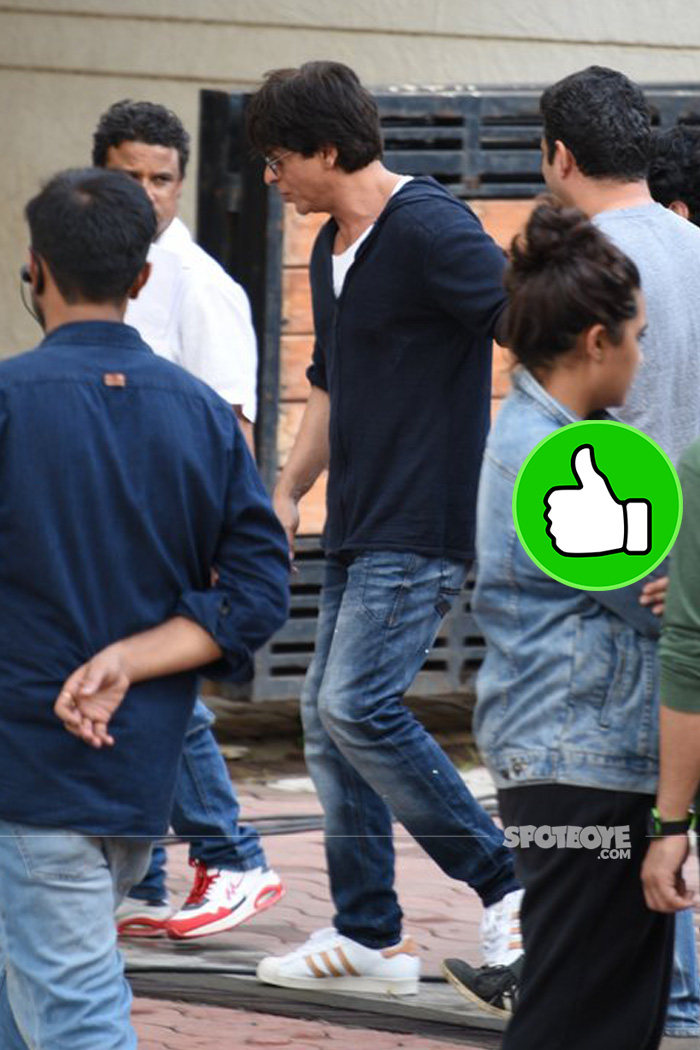 shah rukh khan looks cool in his casual avatar