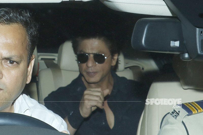 shah rukh khan snapped outside anil kapoor house