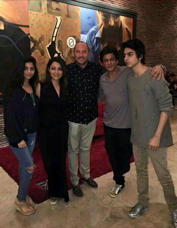 shah rukh khan snapped with wife gauri khan and kids in la