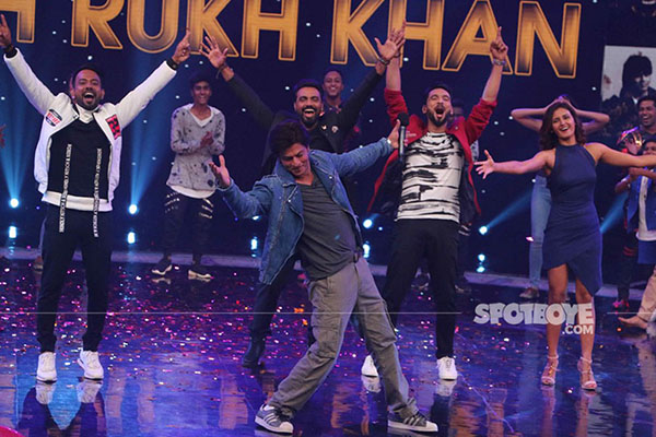 shah rukh khan strikes his signature pose on dance plus 3