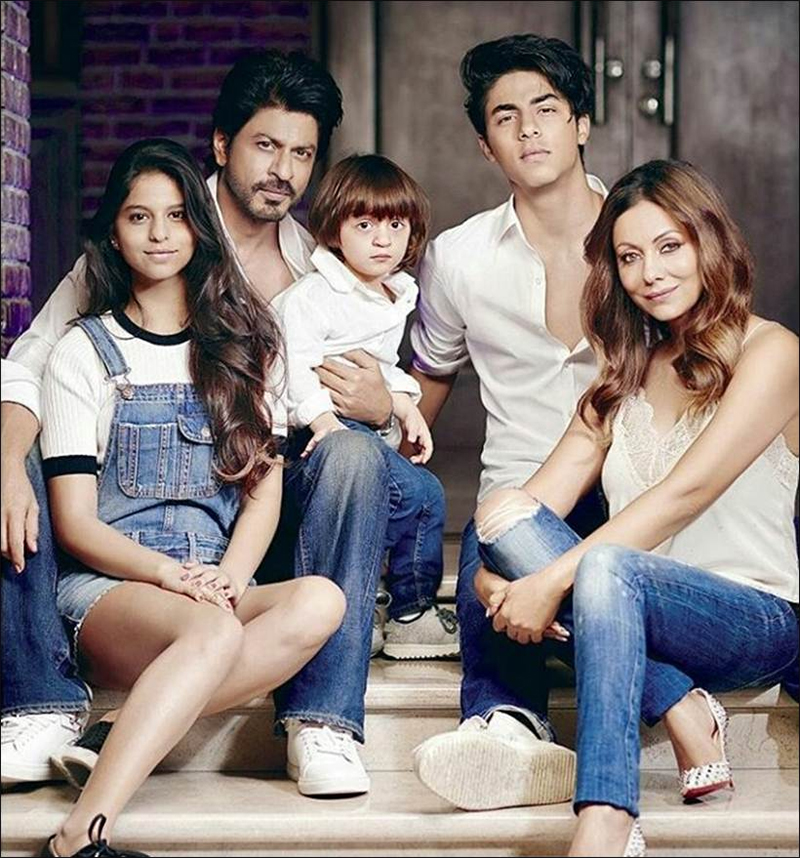 Shah Rukh Khan's daughter Suhana Khan greets paparazzi; poses for