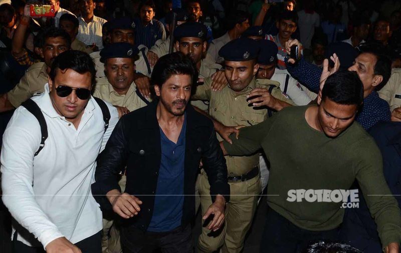 Shah Rukh Khan Mobbed By Fans At Srinagar Airport, Actor Struggles To Get Out Of The Huge Crowd-VIDEO Inside