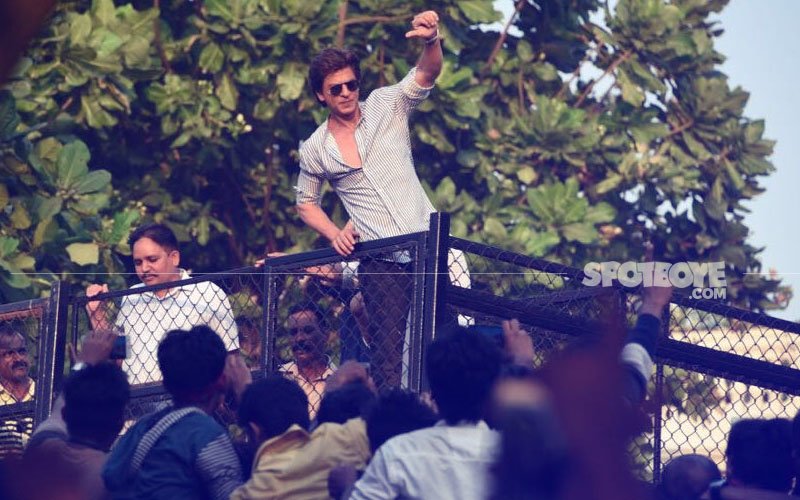 Back From Alibaug, B’Day Boy SRK Greets Fans At Mannat