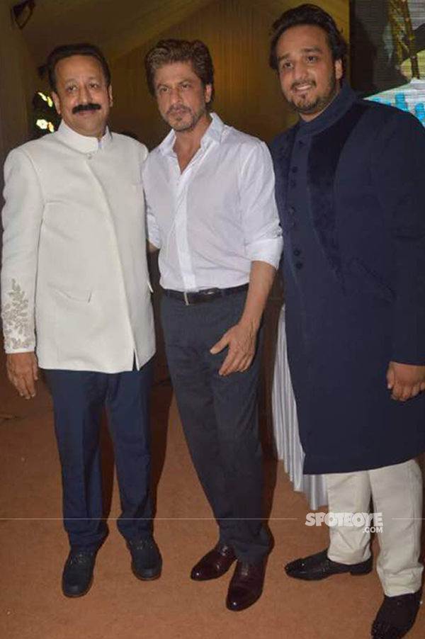 shah rukh khan with baba siddique and zeeshan at the iftar bash 2017