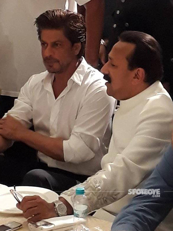 shah rukh khan with baba siddique at the iftar bash 2017