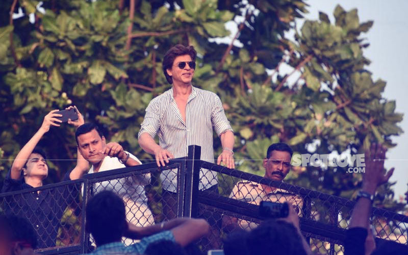 shah rukh khan with his fans