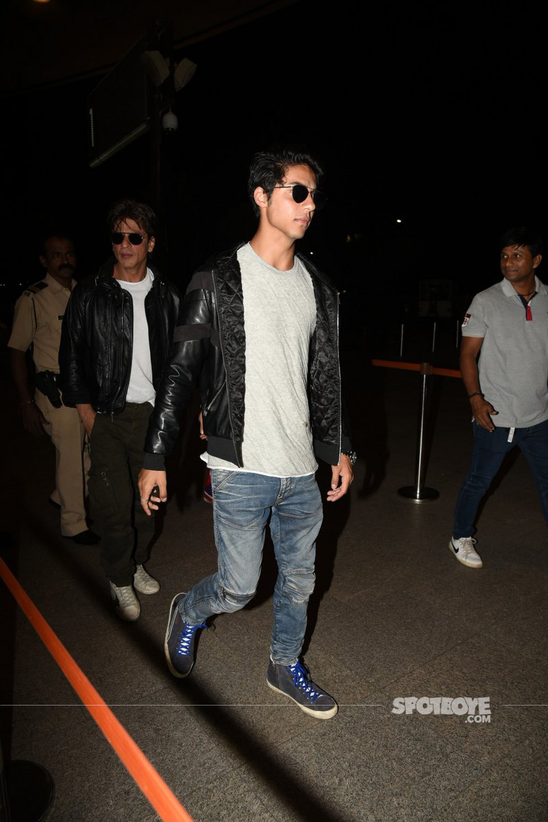 shah rukh khan with son aryan at the airport