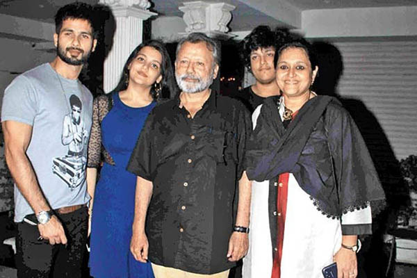shahid kapoor and his family is all smiles for the camera