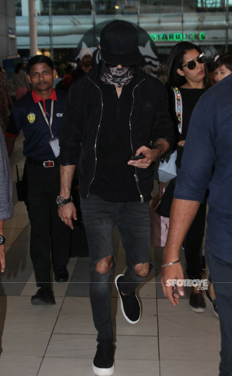 shahid kapoor hiding his face at the airport