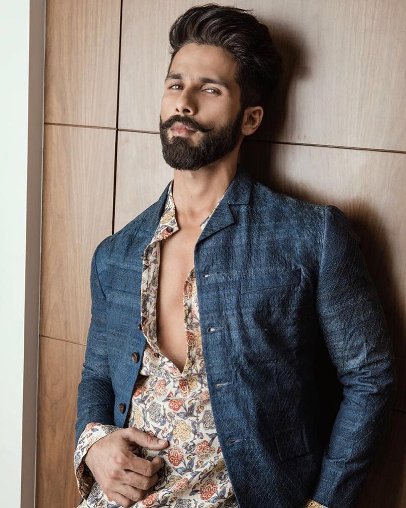 shahid kapoor looks dapper