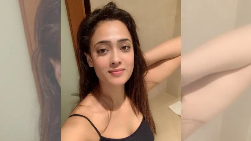 Shweta Tiwari Shows Off Her Toned Midriff In A Sexy Bathroom Selfie; Pens '1 Pound At A Time'