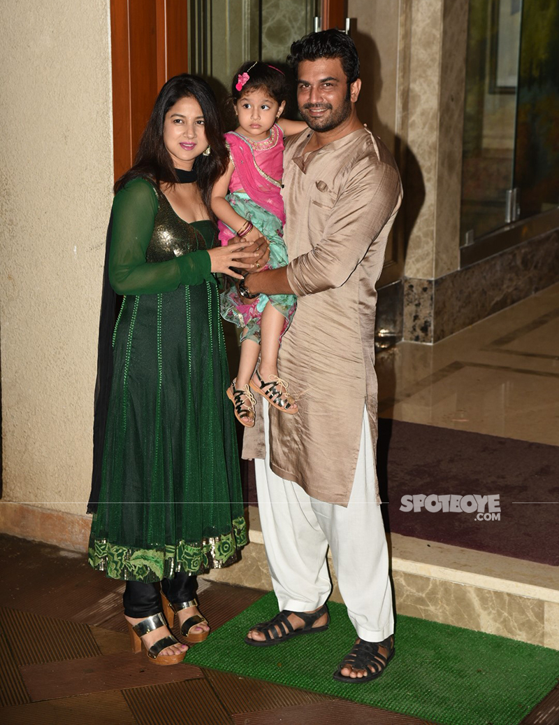 sharad kelkar with his family at sanjay dutts ganpati festivities