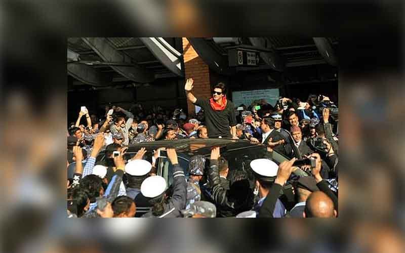 Fans Surround Srk In Kathmandu