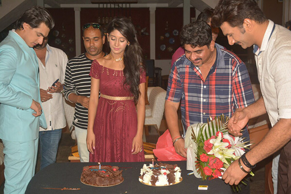 shivangi joshi birthday celebration on the sets of her tv show with two cakes