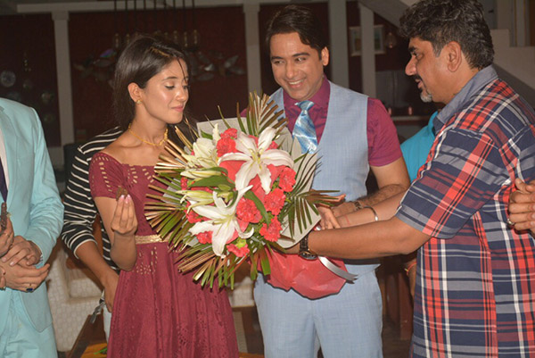 shivangi joshi's birthday celebration on the sets of yeh rista kya kehlata hai, receiving flowers from a crew member