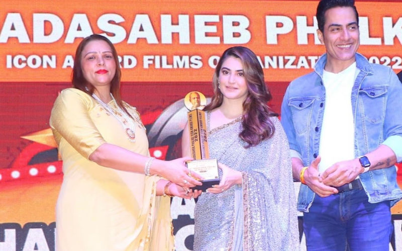 Khuda Haafiz Actress Shivaleeka Oberoi Gets Felicitated By Chief Guest Nidarshana Gowani At Dadasaheb Phalke Icon Awards