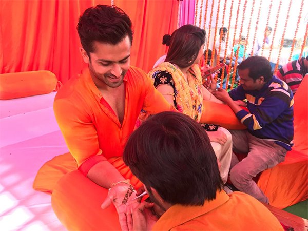 shoaib applying mehendi on his hand