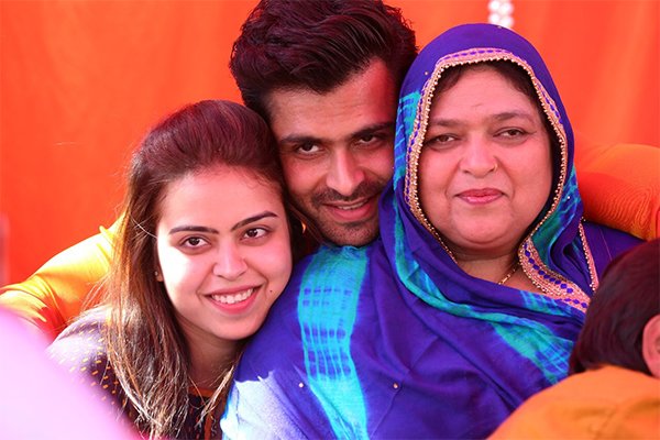 shoaib ibrahim with his sister and mother