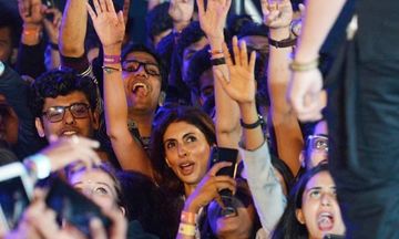 गली बॉय के म्यूजिक लांच पर फैंस की भीड़ में परफॉर्मेंस को एन्जॉय करती दिखी अमिताभ बच्चन की बेटी श्वेता