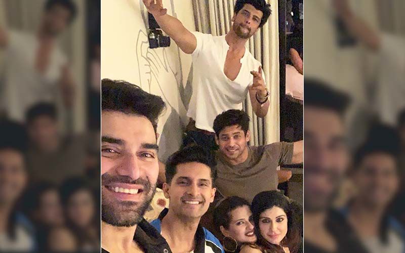 Bigg Boss 13 Winner Sidharth Shukla Parties Hard With Kushal Tandon; Sends Best Wishes For His New Restaurant