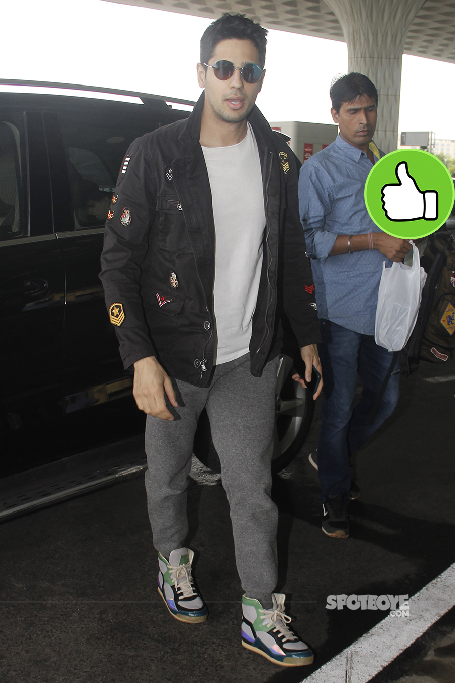 sidharth malhotra at mumbai airport