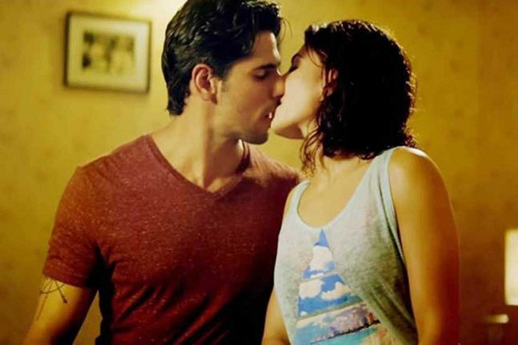 sidharth malhotra jacqueline fernandez kiss in a gentleman