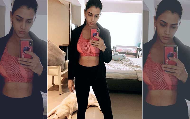 Smriti Khanna Shares Self-Portrait A Week After Delivering Baby Girl; Flaunts Flat Abs And Super Skinny Post-Partum Body
