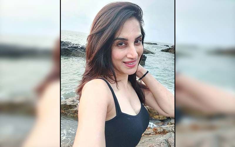 Smita Gondkar Stuns Fans In A Hot Black Crop Top Flaunting Her Midriff Amidst Serene Nature