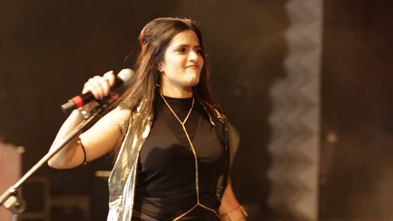 sona mohapatra on stage singing