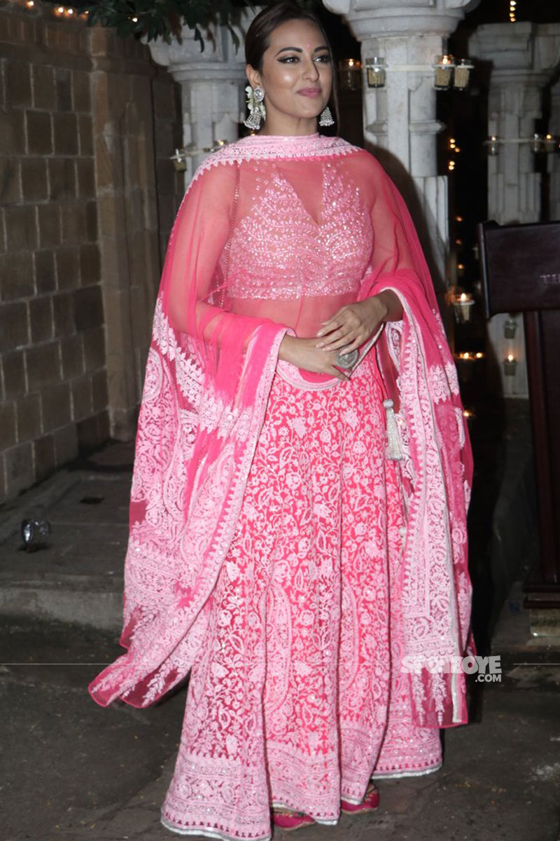 sonakshi sinha at anil and sonam kapoors diwali bash