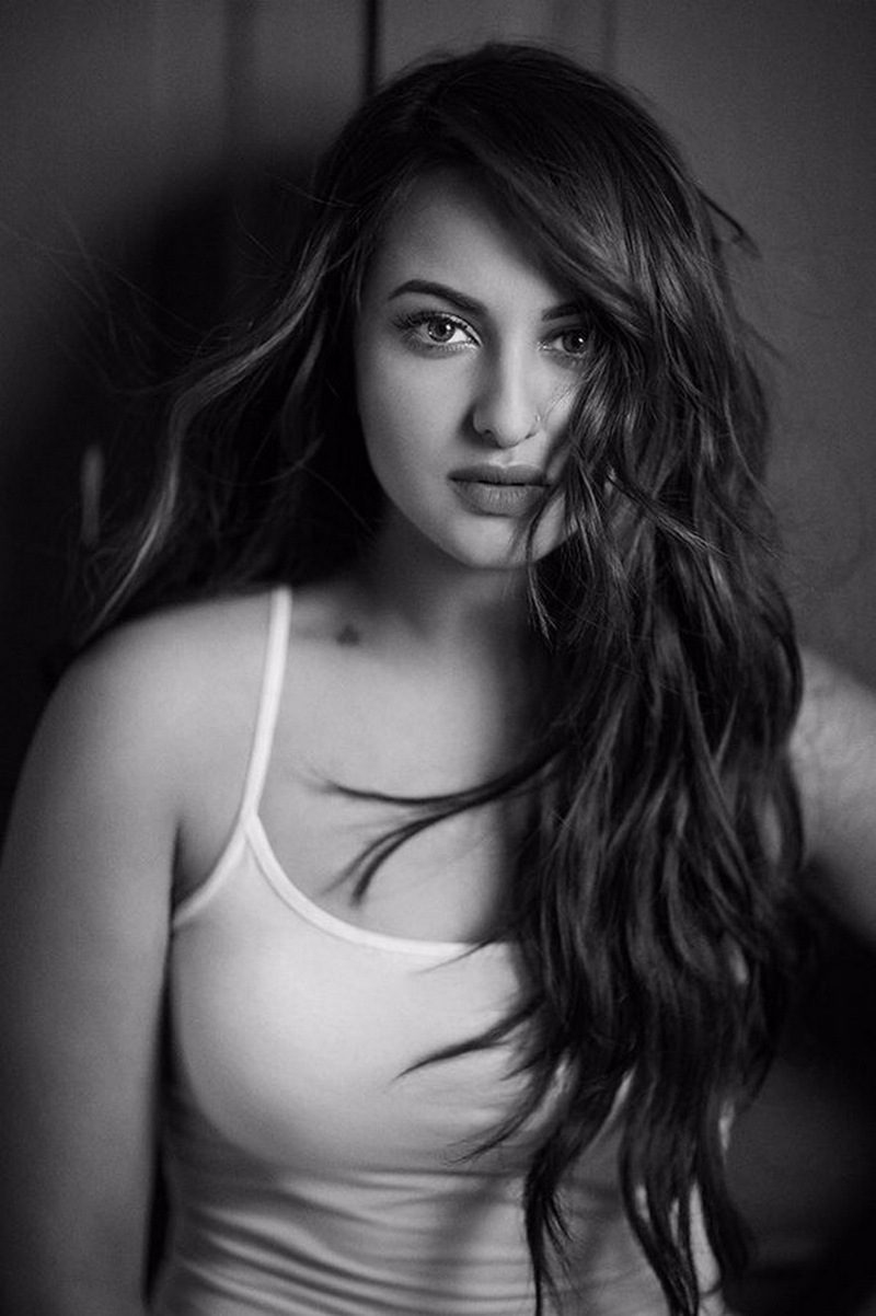 sonakshi sinha looks sizzling hot