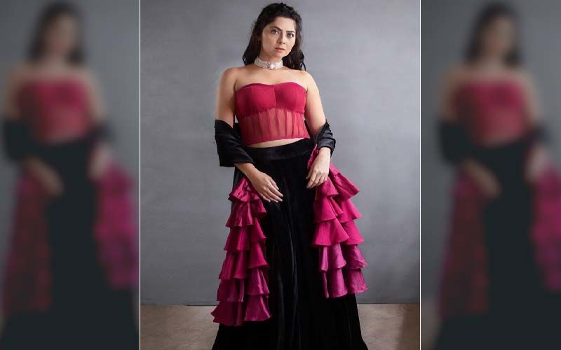 'Dhurala' Star Sonalee Kulkarni Looks Luscious In A Sheer Corset Blouse On This Week's Yuva Dancing Queen