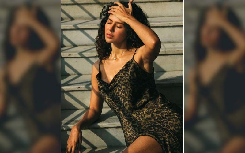 Sonam Bajwa Shares A Sunkissed Selfie With Varun Dhawan And Fans Can't Keep Calm