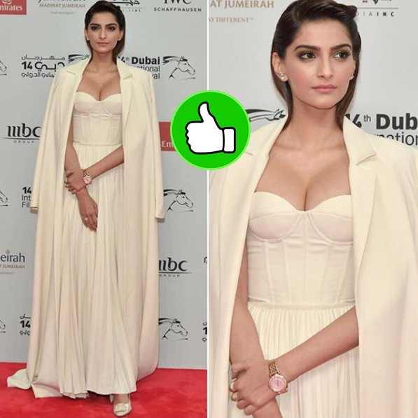 sonam kapoor at an award function