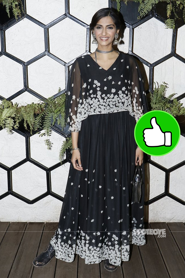 sonam kapoor at arth lounge opening bash