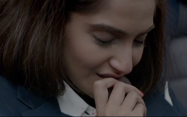 sonam kapoor eating biscuit in neerja movie