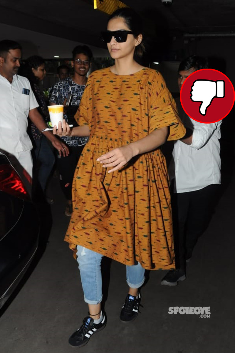 sonam kapoor snapped at the airport